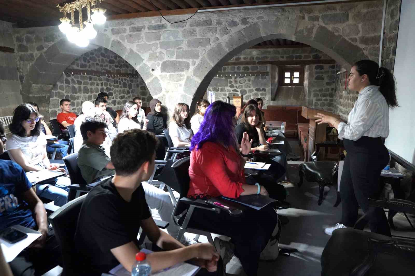 Melikgazi Belediyesi’nden gençlere ücretsiz ingilizce konuşma atölyesi