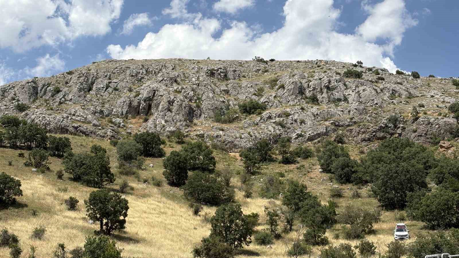 Define aradığı mağarada sıkıştı: Ekipler kurtarmak için zamanla yarışıyor