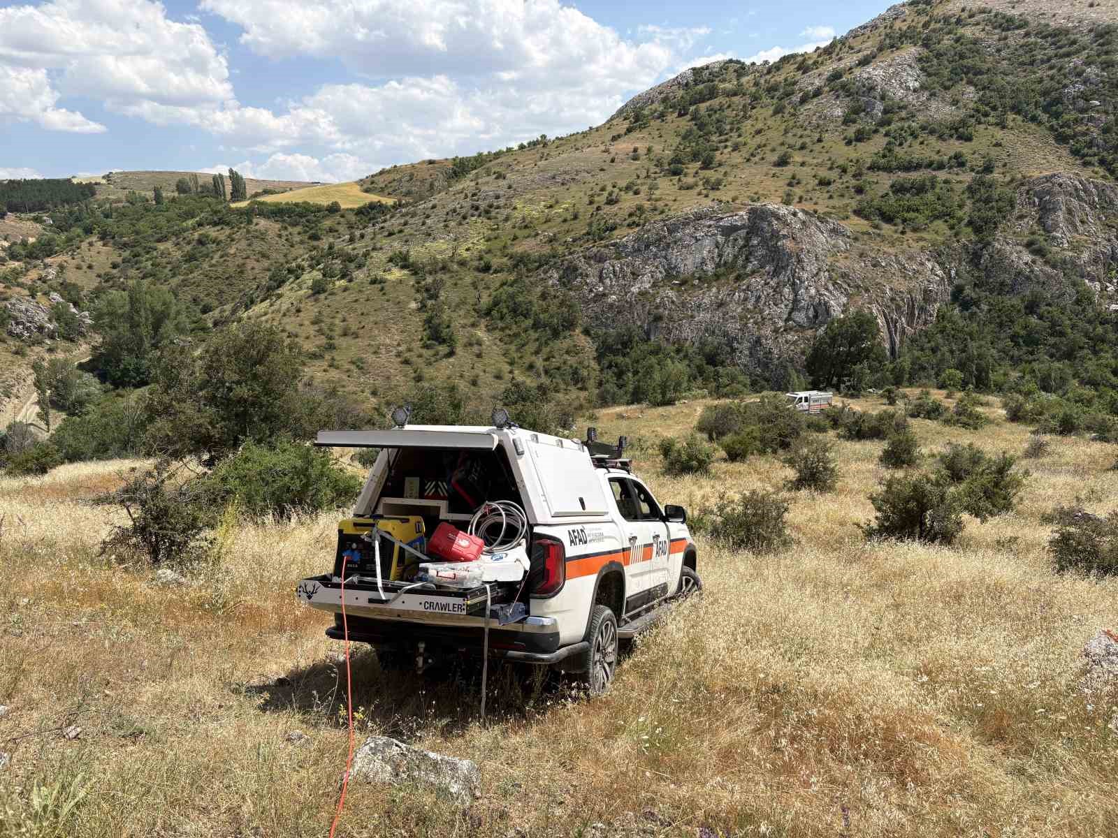 Define aradığı mağarada sıkıştı: Ekipler kurtarmak için zamanla yarışıyor