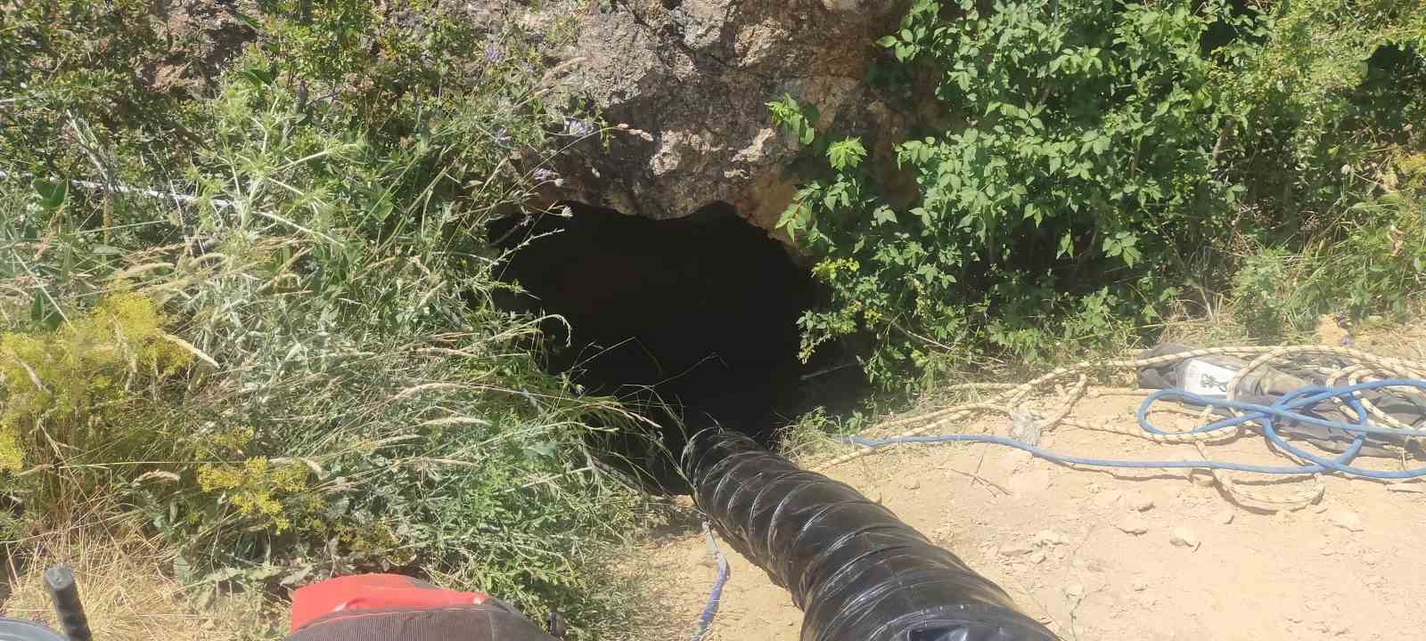Define aradığı mağarada sıkıştı: Ekipler kurtarmak için zamanla yarışıyor
