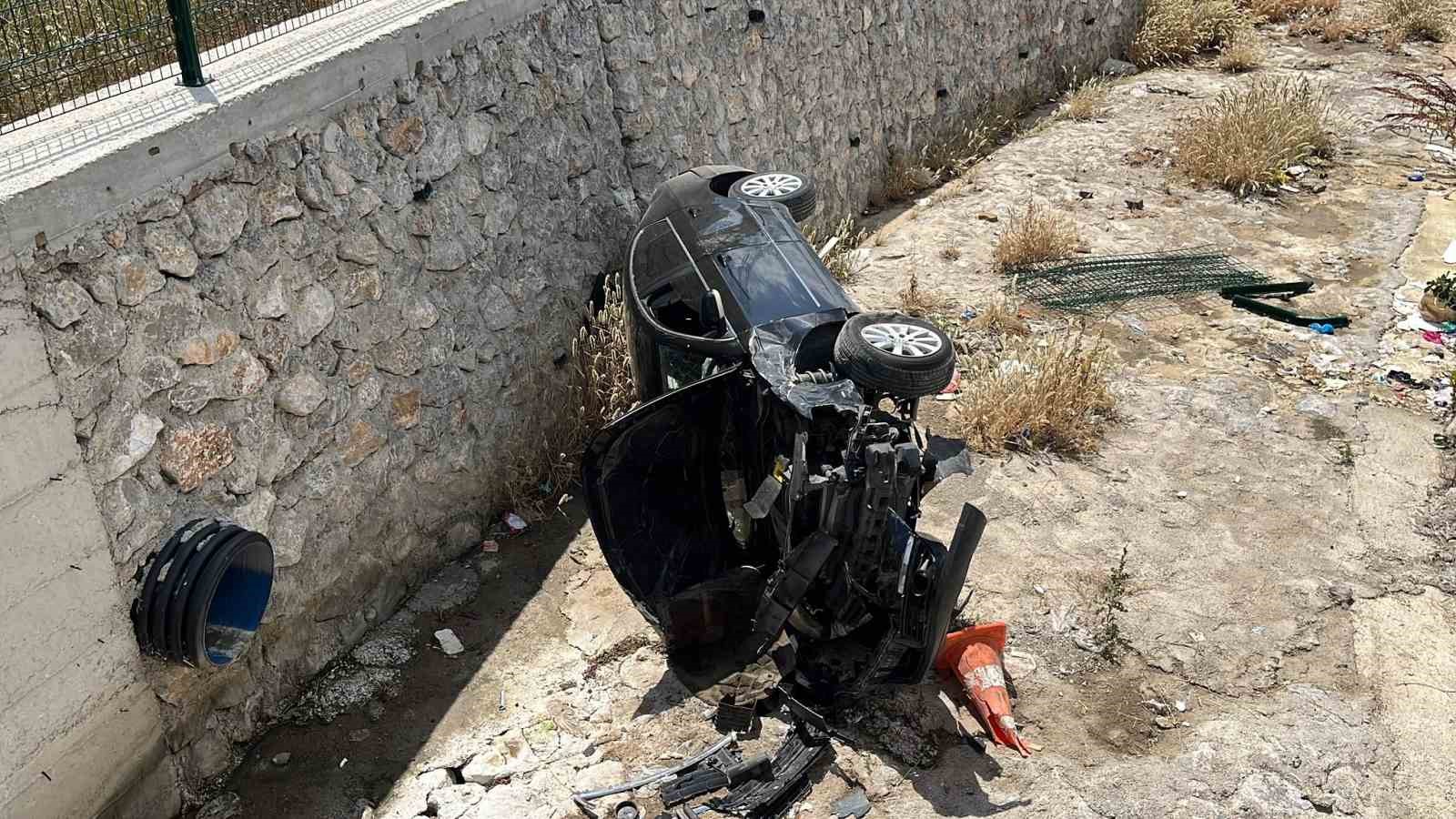 Çorum’da otomobil dereye uçtu: 2 yaralı