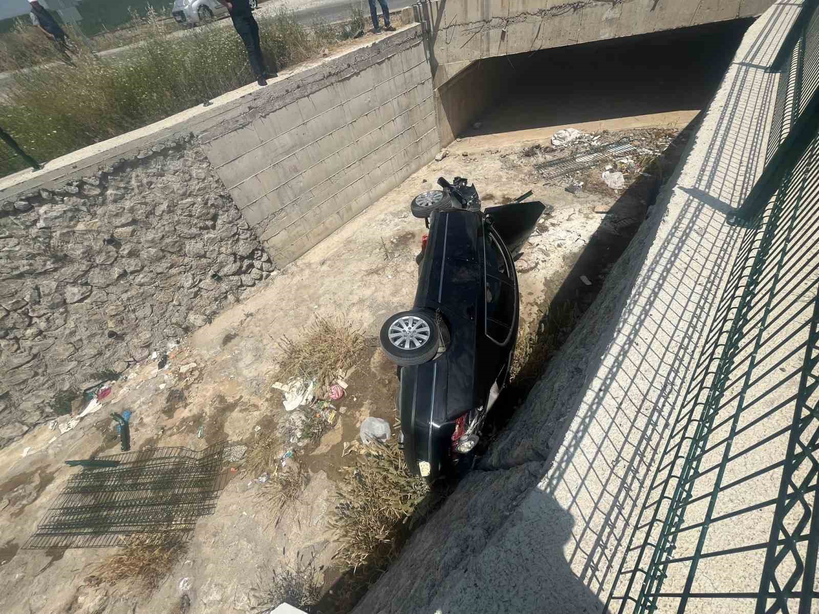 Çorum’da otomobil dereye uçtu: 2 yaralı