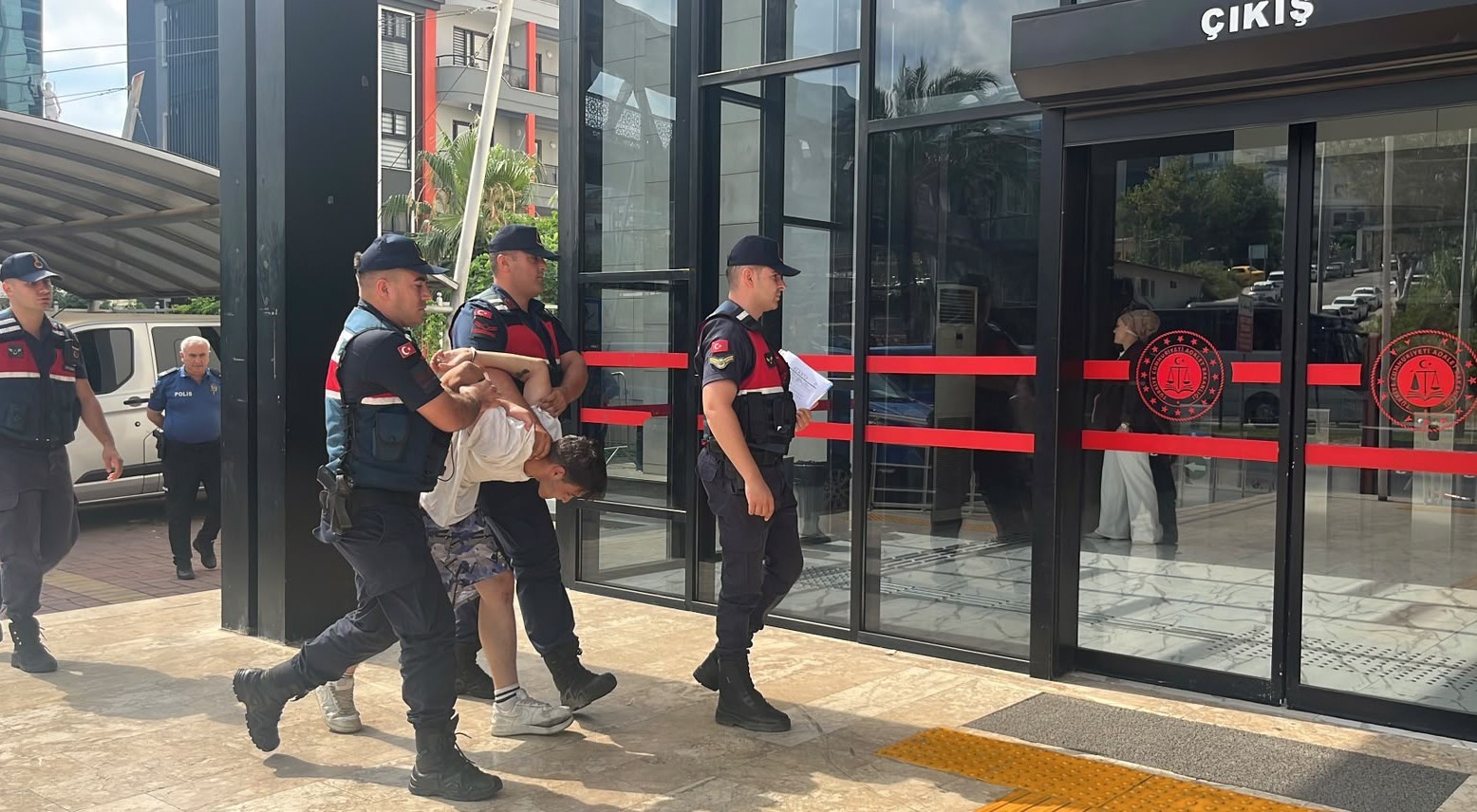 Böyle gaspçı görülmedi: Marketten parayı alıp kaçtı, içinde çocuk olan otomobili de kaçırdı, yaya olarak kaçarken cep telefonu gasp etti