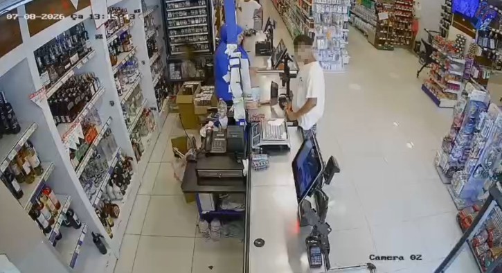 Böyle gaspçı görülmedi: Marketten parayı alıp kaçtı, içinde çocuk olan otomobili de kaçırdı, yaya olarak kaçarken cep telefonu gasp etti