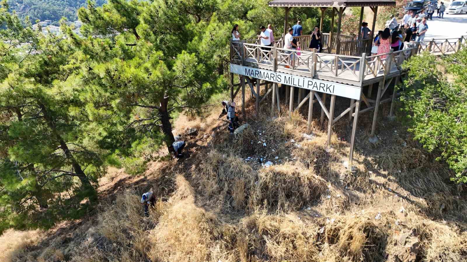 Marmaris Seyir Tepesi’nde çöp mesaisi