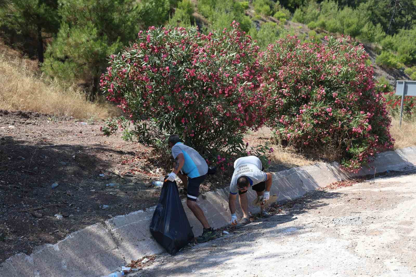 Marmaris Seyir Tepesi’nde çöp mesaisi