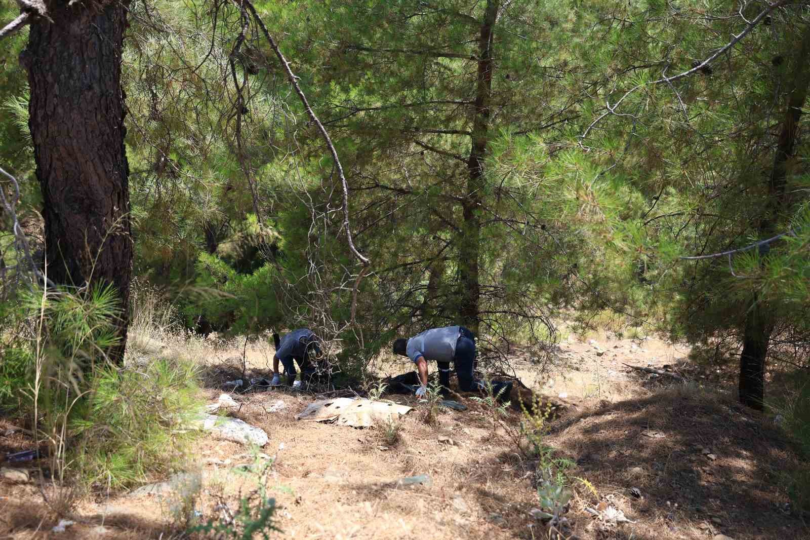 Marmaris Seyir Tepesi’nde çöp mesaisi
