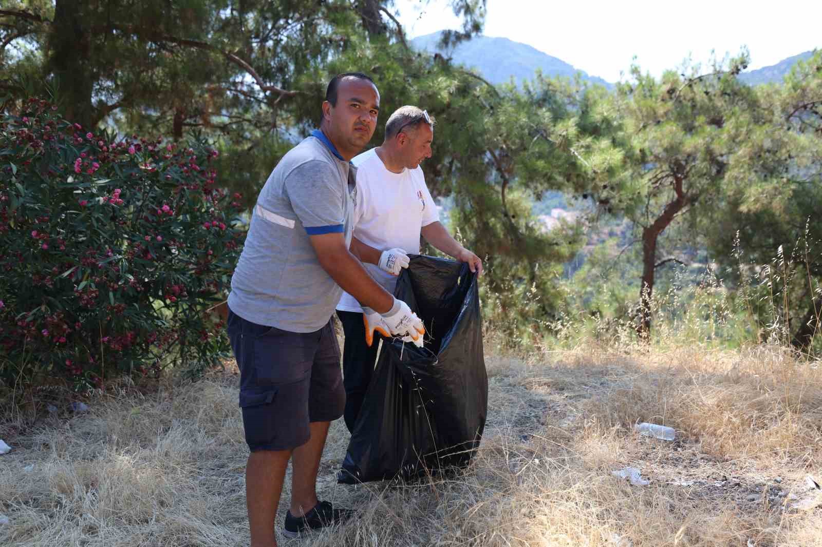 Marmaris Seyir Tepesi’nde çöp mesaisi