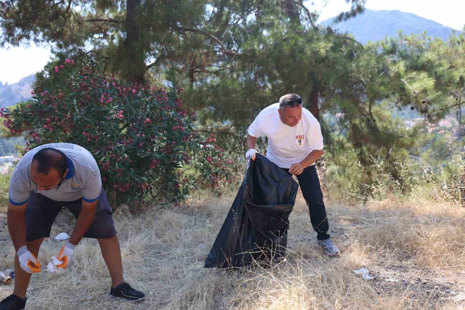 Marmaris Seyir Tepesi’nde çöp mesaisi
