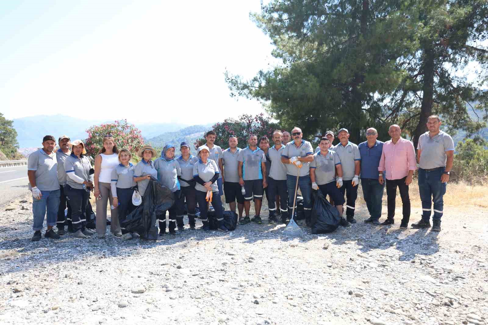 Marmaris Seyir Tepesi’nde çöp mesaisi