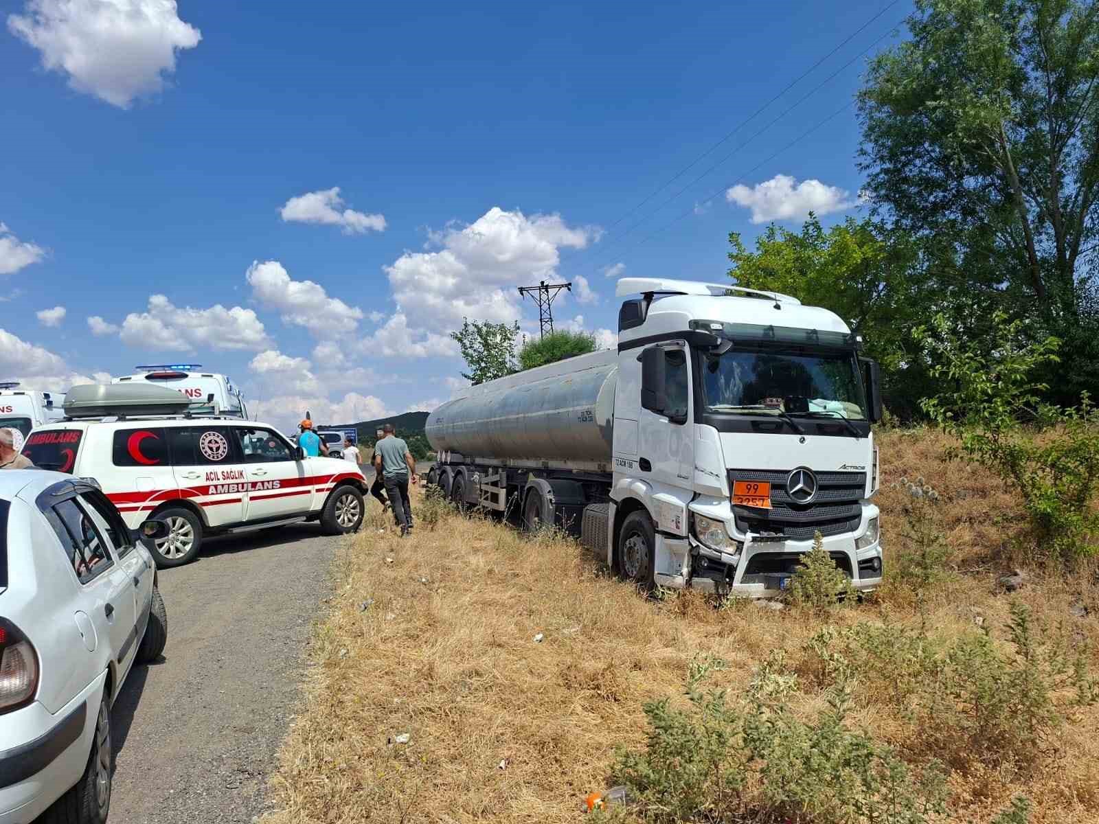 Tır ve otomobil çarpıştı: 2 yaralı