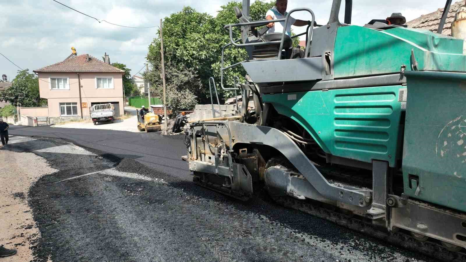 Karacabey’in Yenikaraağaç Mahallesi’nde yollar yenileniyor
