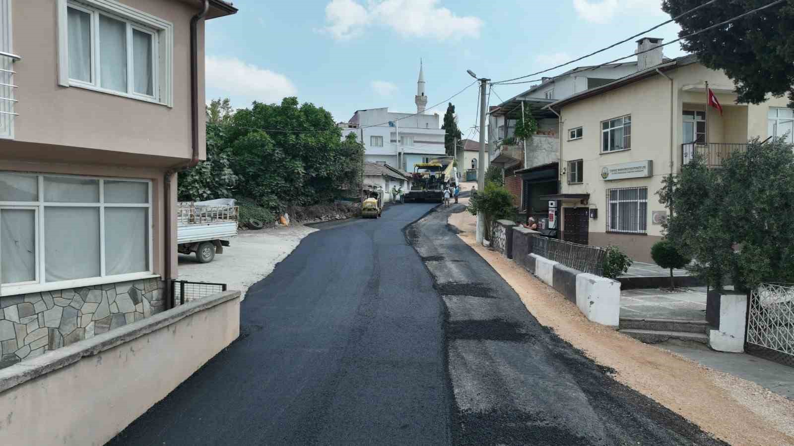 Karacabey’in Yenikaraağaç Mahallesi’nde yollar yenileniyor