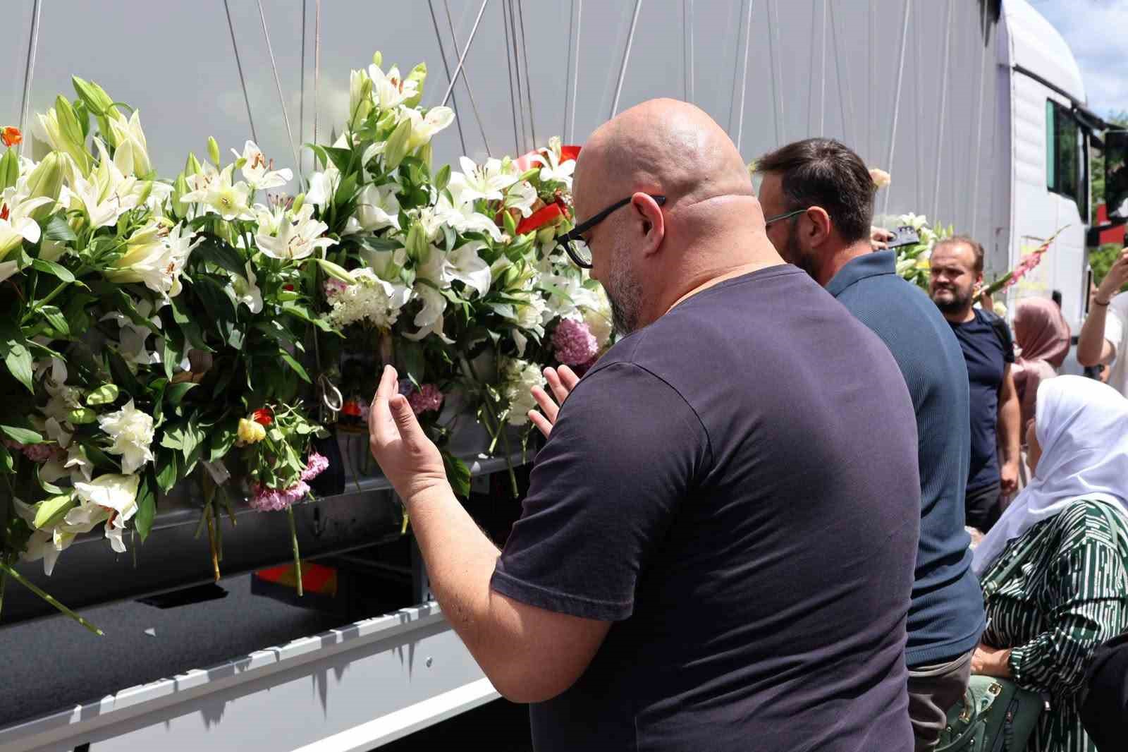 Bosna Hersek’te toprağa verilecek 10 şehidin cenazesi, dualarla Srebrenitsa’ya uğurlandı