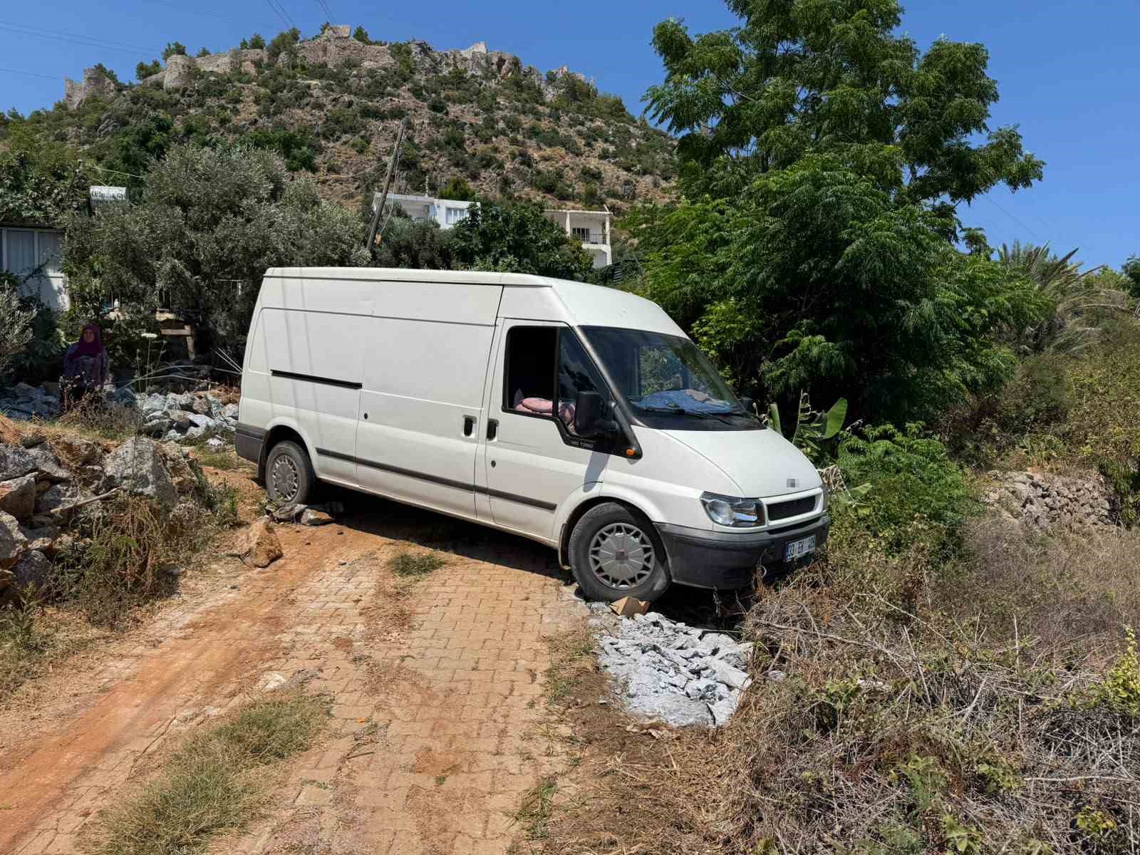 Ticari araç, çıkmaz sokağa girdi bahçeye düşmesine ramak kaldı
