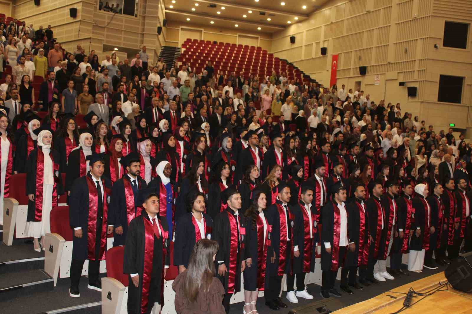 Genç eczacıların mezuniyet sevinci