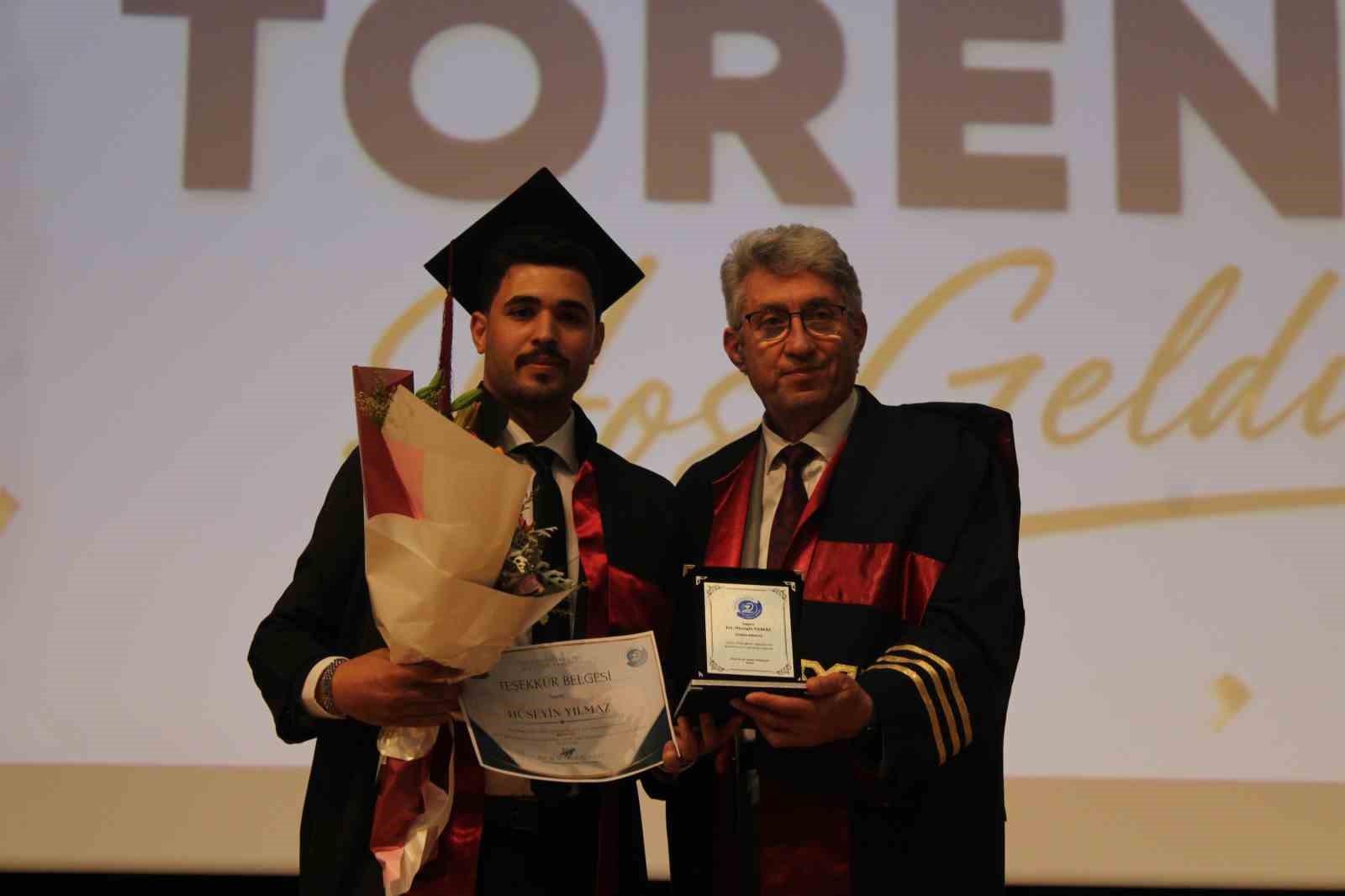 Genç eczacıların mezuniyet sevinci