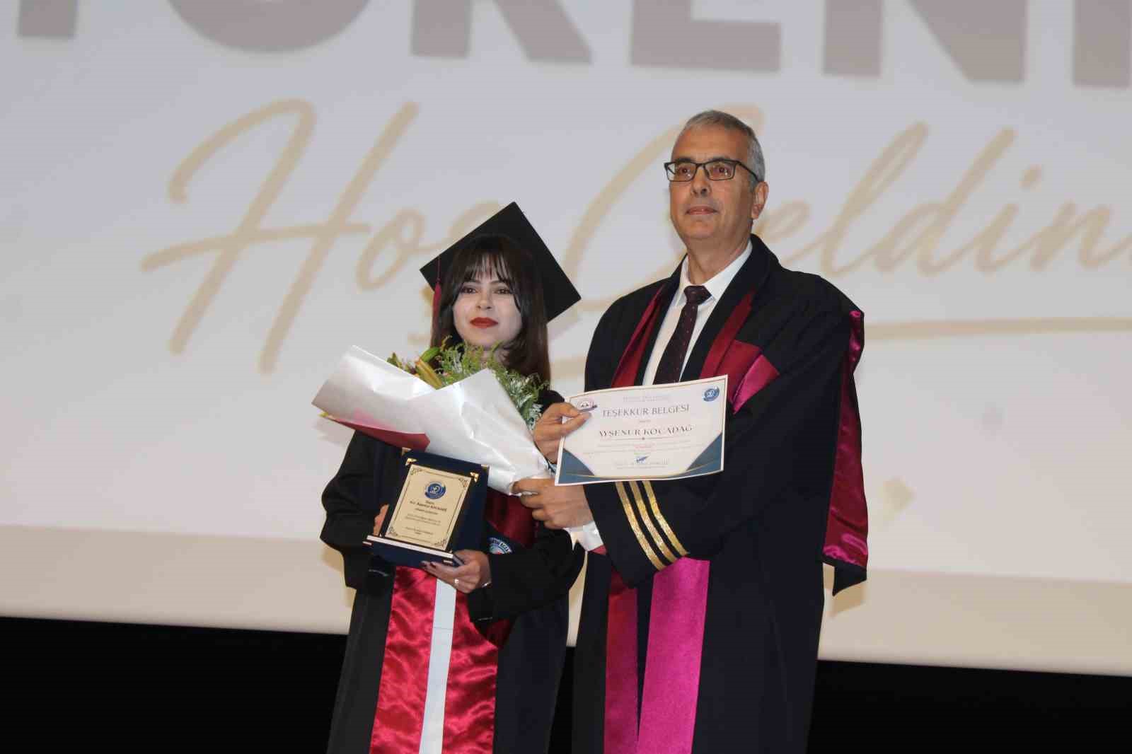 Genç eczacıların mezuniyet sevinci