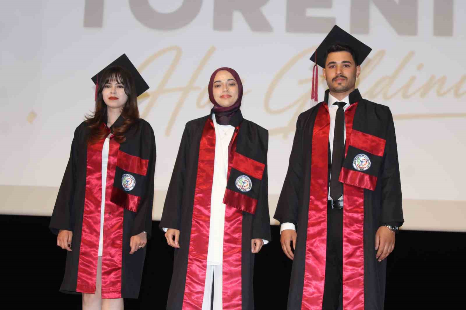 Genç eczacıların mezuniyet sevinci