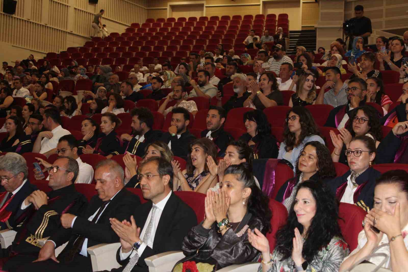 Genç eczacıların mezuniyet sevinci