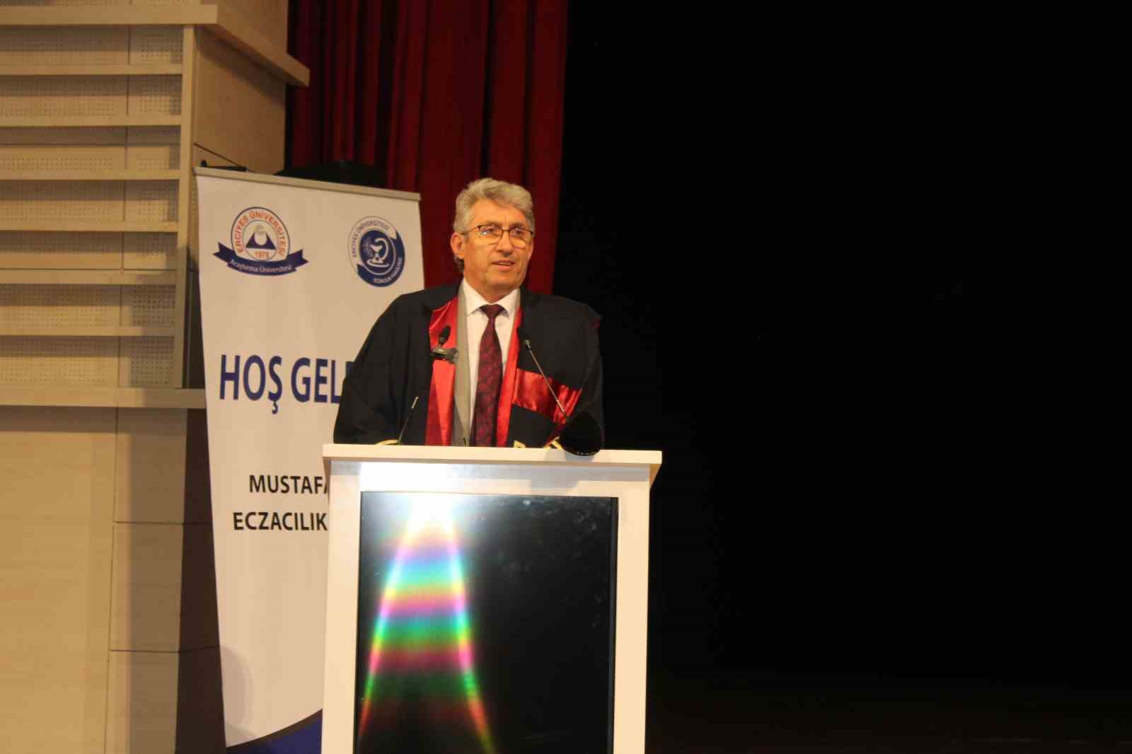 Genç eczacıların mezuniyet sevinci