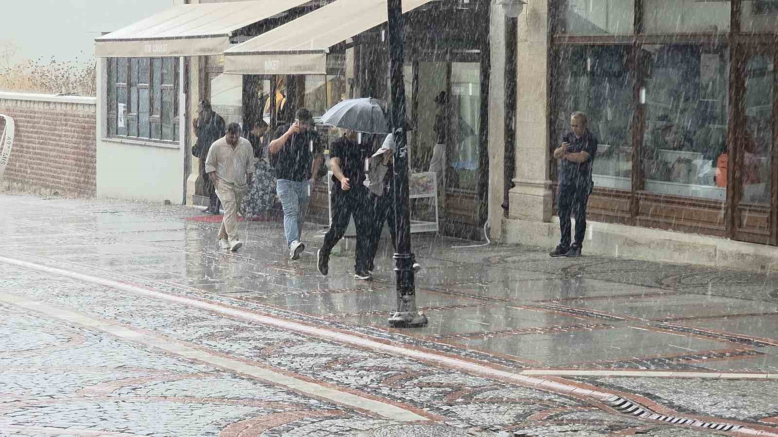 Kırklareli ve Edirne’de sağanak hayatı olumsuz etkiledi