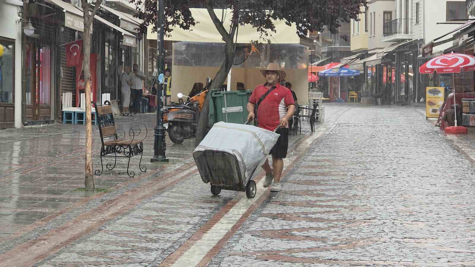 Kırklareli ve Edirne’de sağanak hayatı olumsuz etkiledi