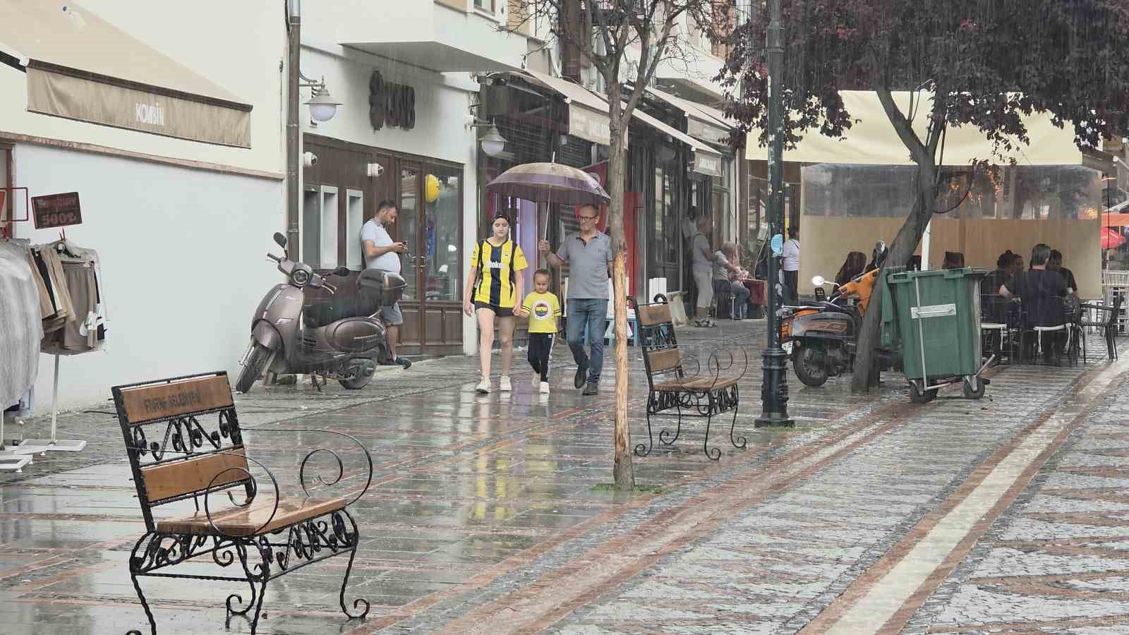 Kırklareli ve Edirne’de sağanak hayatı olumsuz etkiledi