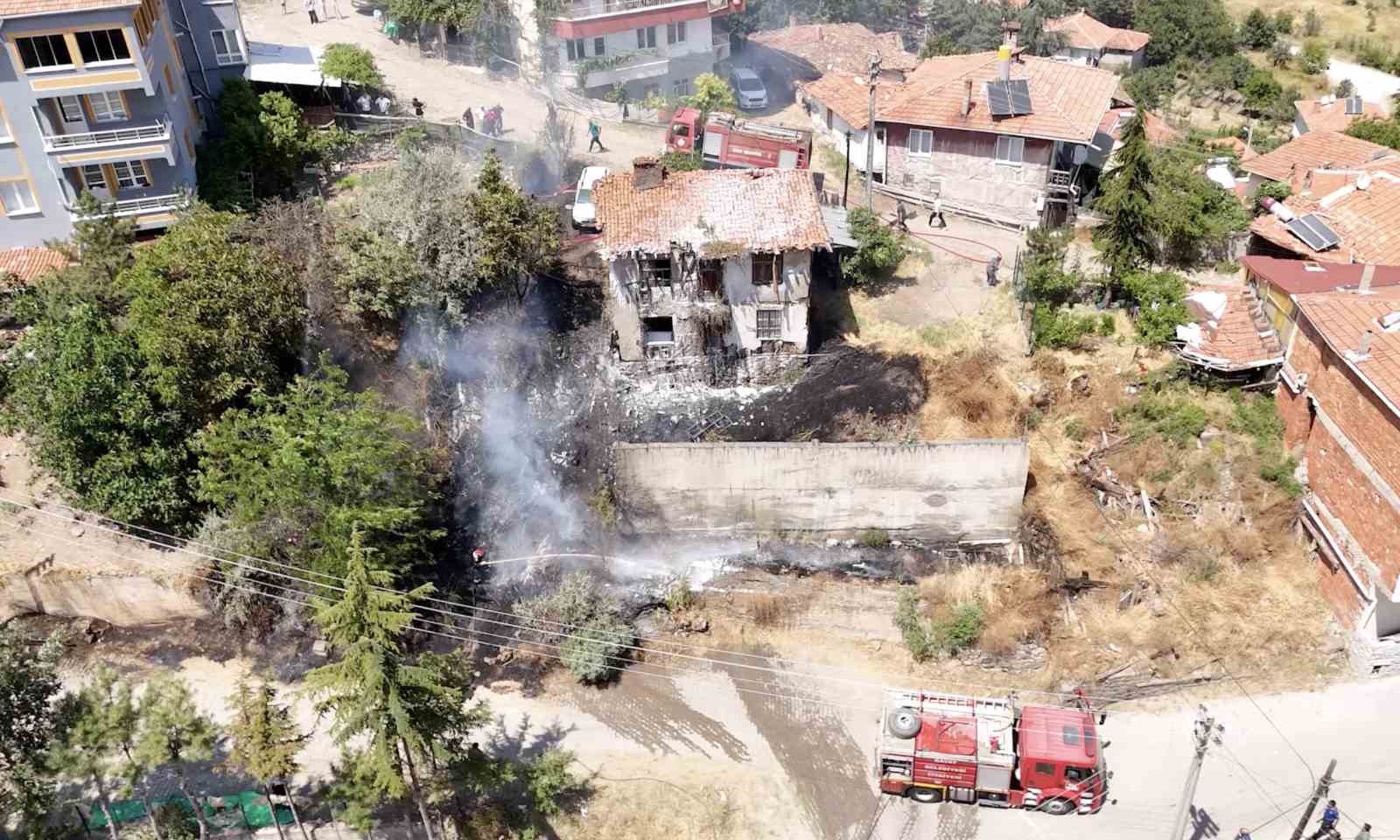 Ot yangınının sıçradığı ahşap ev ve aracı küle dönmekten itfaiye ekipleri kurtardı
