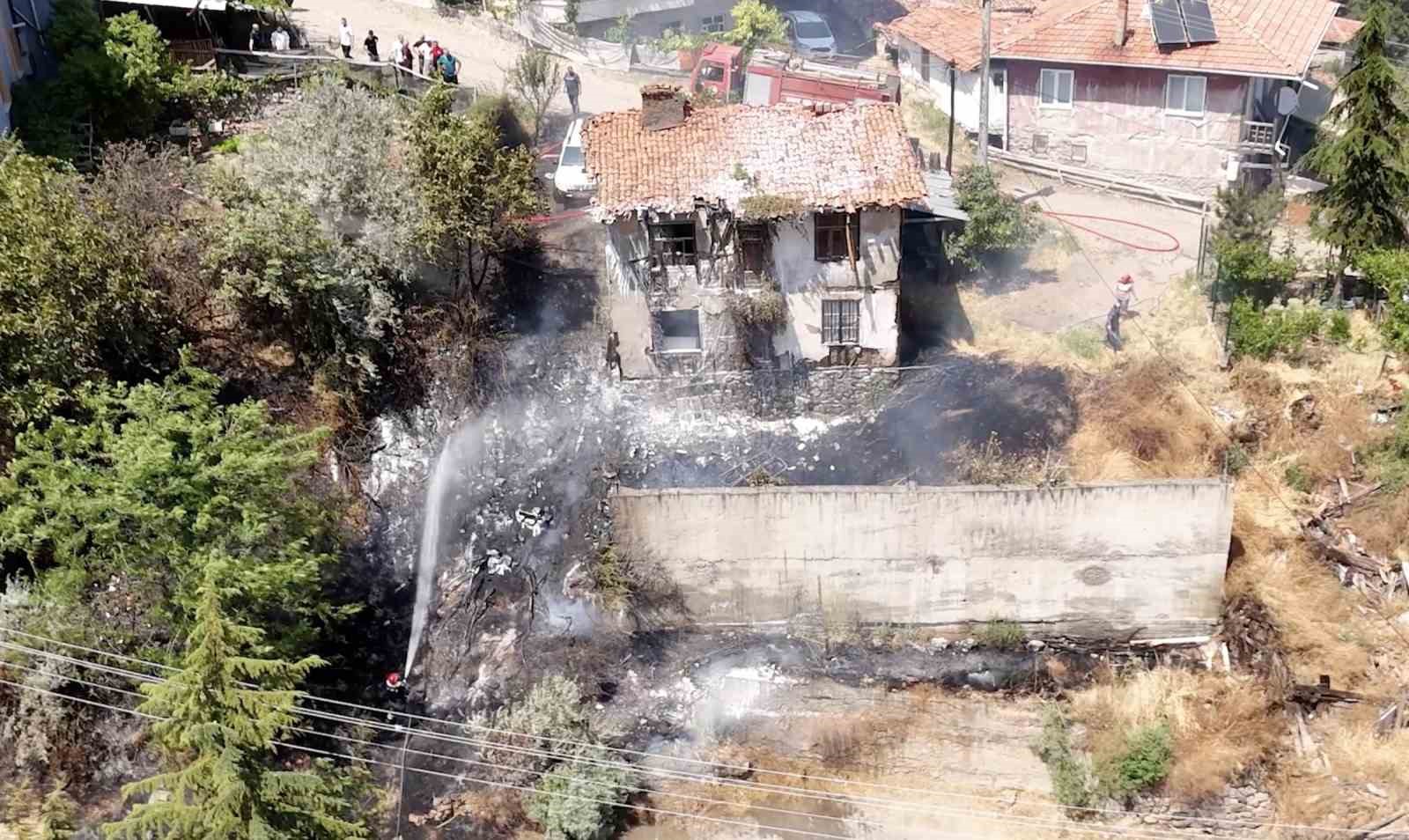 Ot yangınının sıçradığı ahşap ev ve aracı küle dönmekten itfaiye ekipleri kurtardı