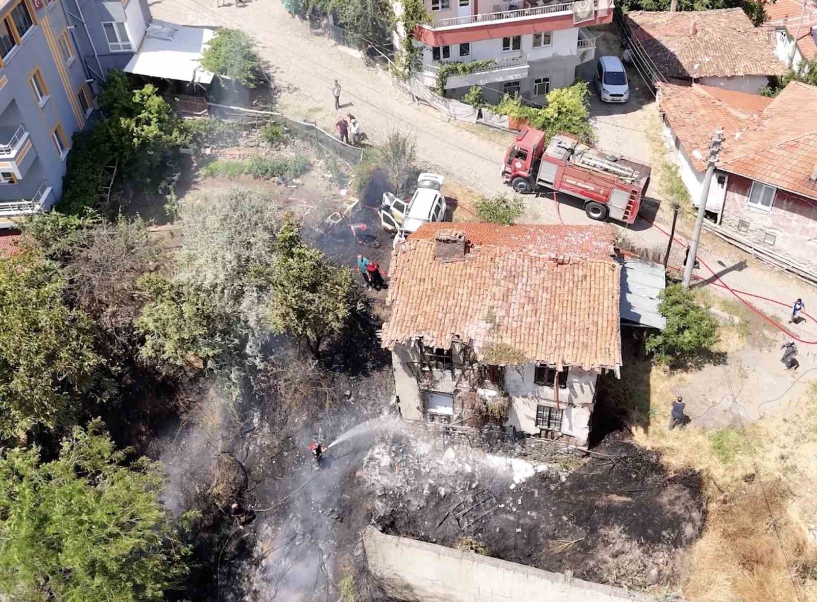 Ot yangınının sıçradığı ahşap ev ve aracı küle dönmekten itfaiye ekipleri kurtardı