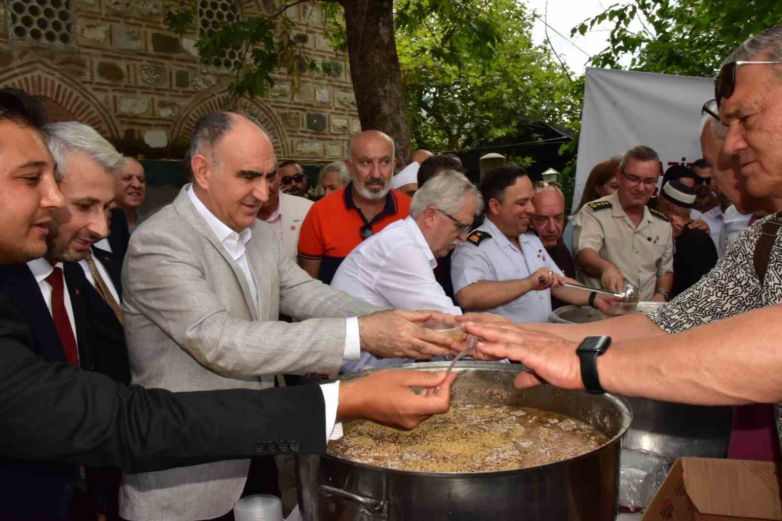 Şehit aileleri ve gazilerden aşure hayrı