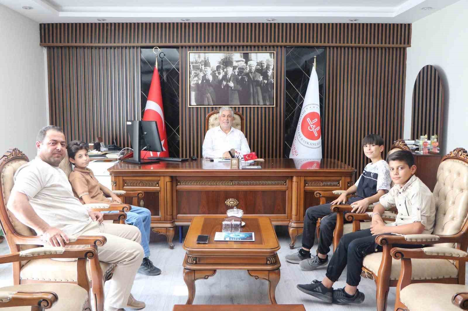 Suyun parasını kameraya gösteren çocuklar müftülükte ağırlandı