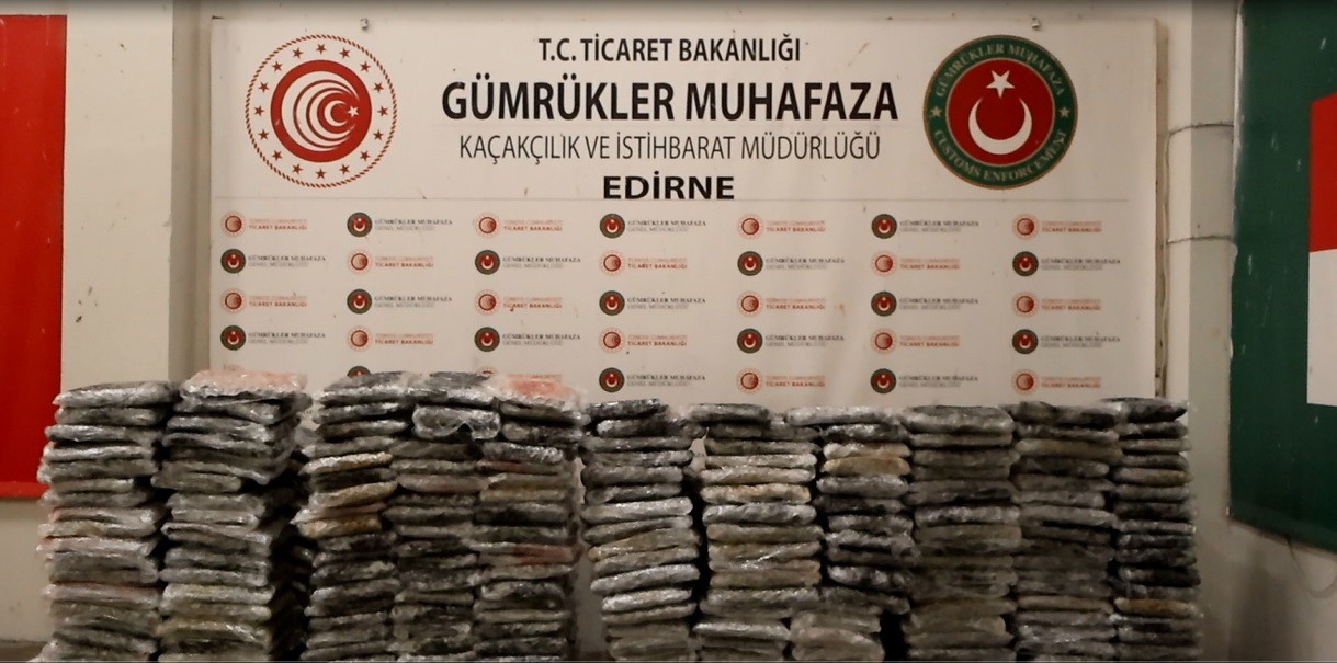 Kapıkule’de tavuk kolilerinden uyuşturucu çıktı: 526 kilo esrar ele geçirildi