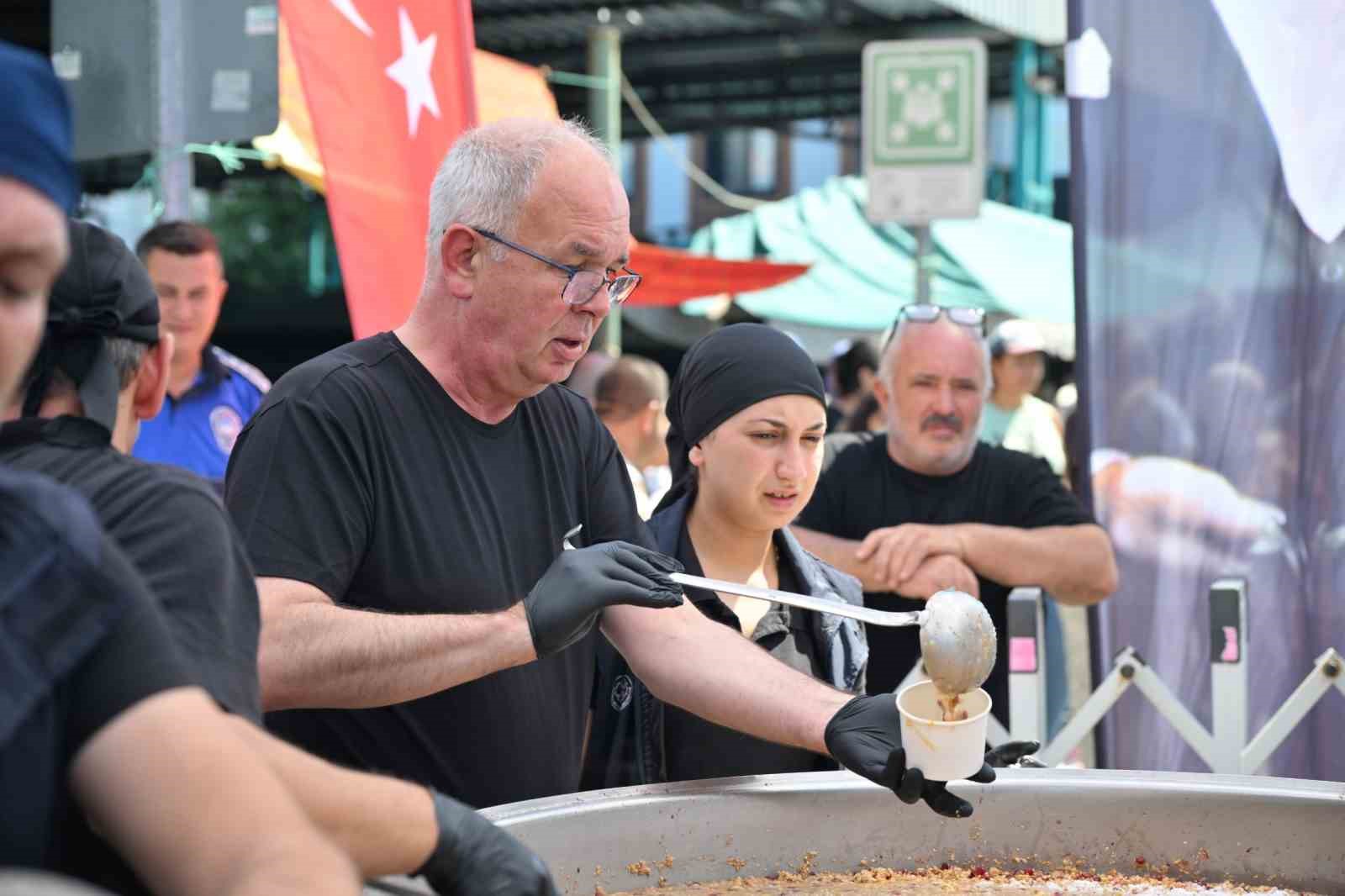 Perşembe Pazarı’nda 2 bin kişilik aşure ikramı