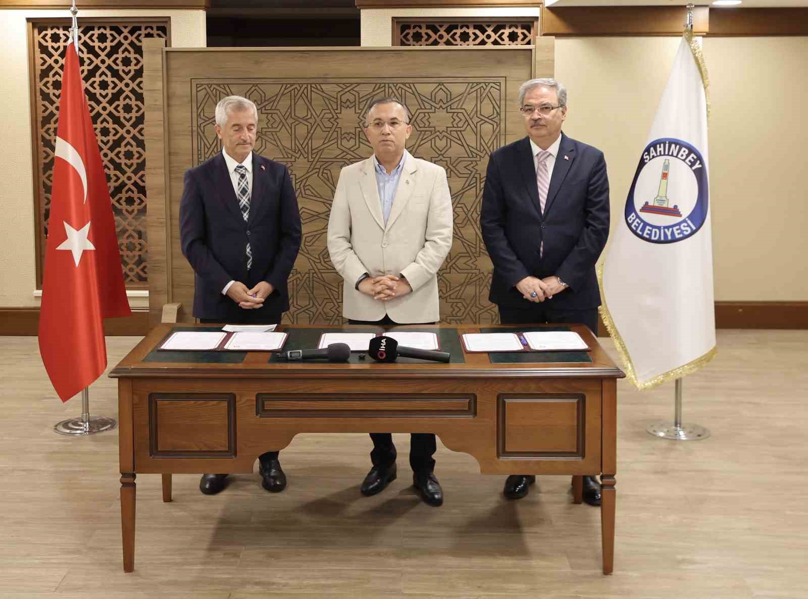 LGS’de başarı gösteren öğrencilere Şahinbey’den eğitim desteği