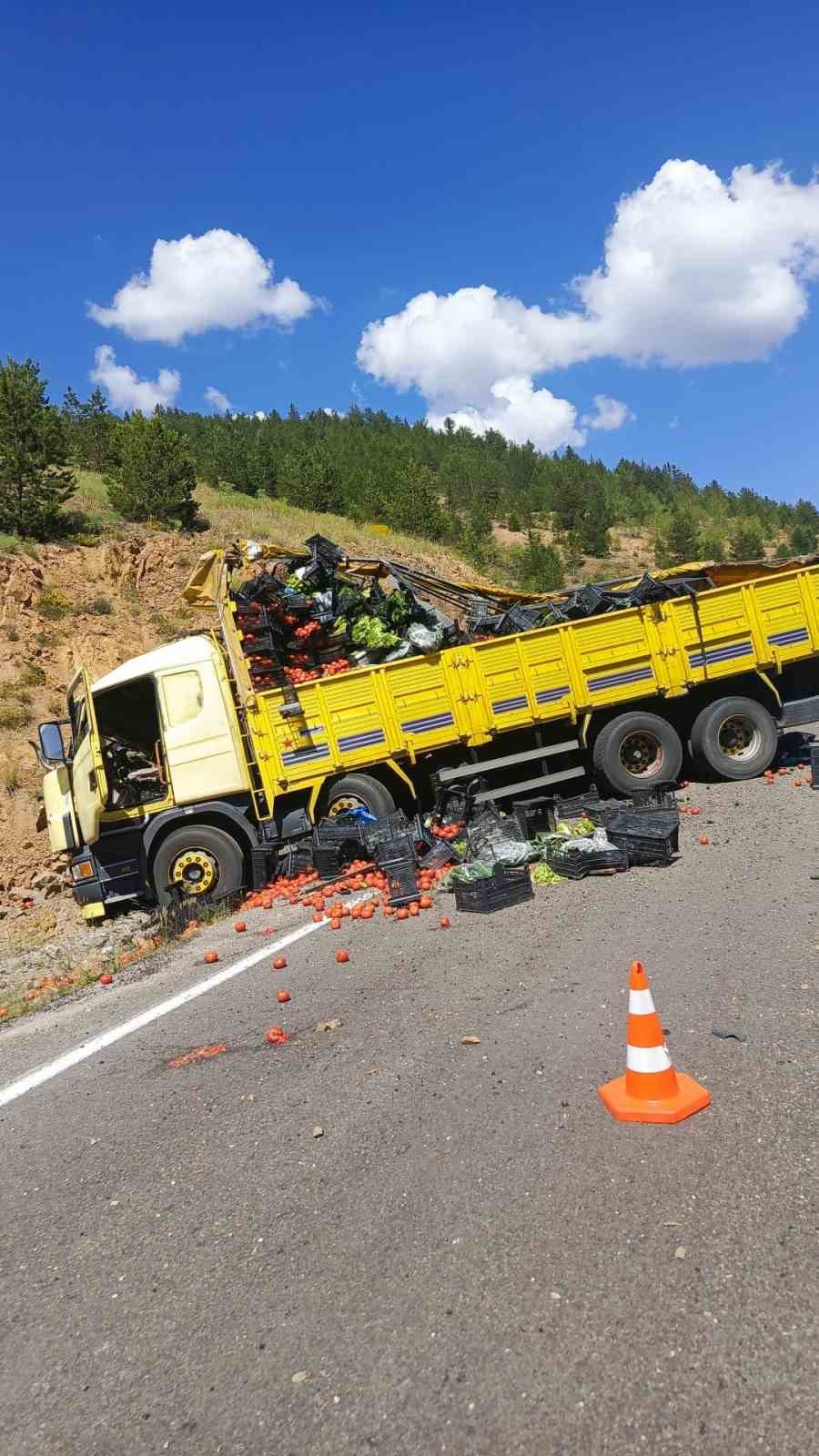 Gümüşhane’de sebze yüklü kamyon otomobile arkadan çarptı: 4 yaralı