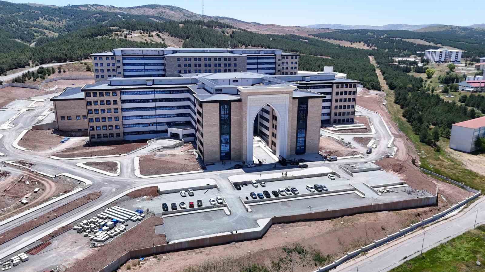 15 milyar liralık dev sağlık yatırımında sona gelindi: 1071 yataklı hastane yıl sonunda açılacak