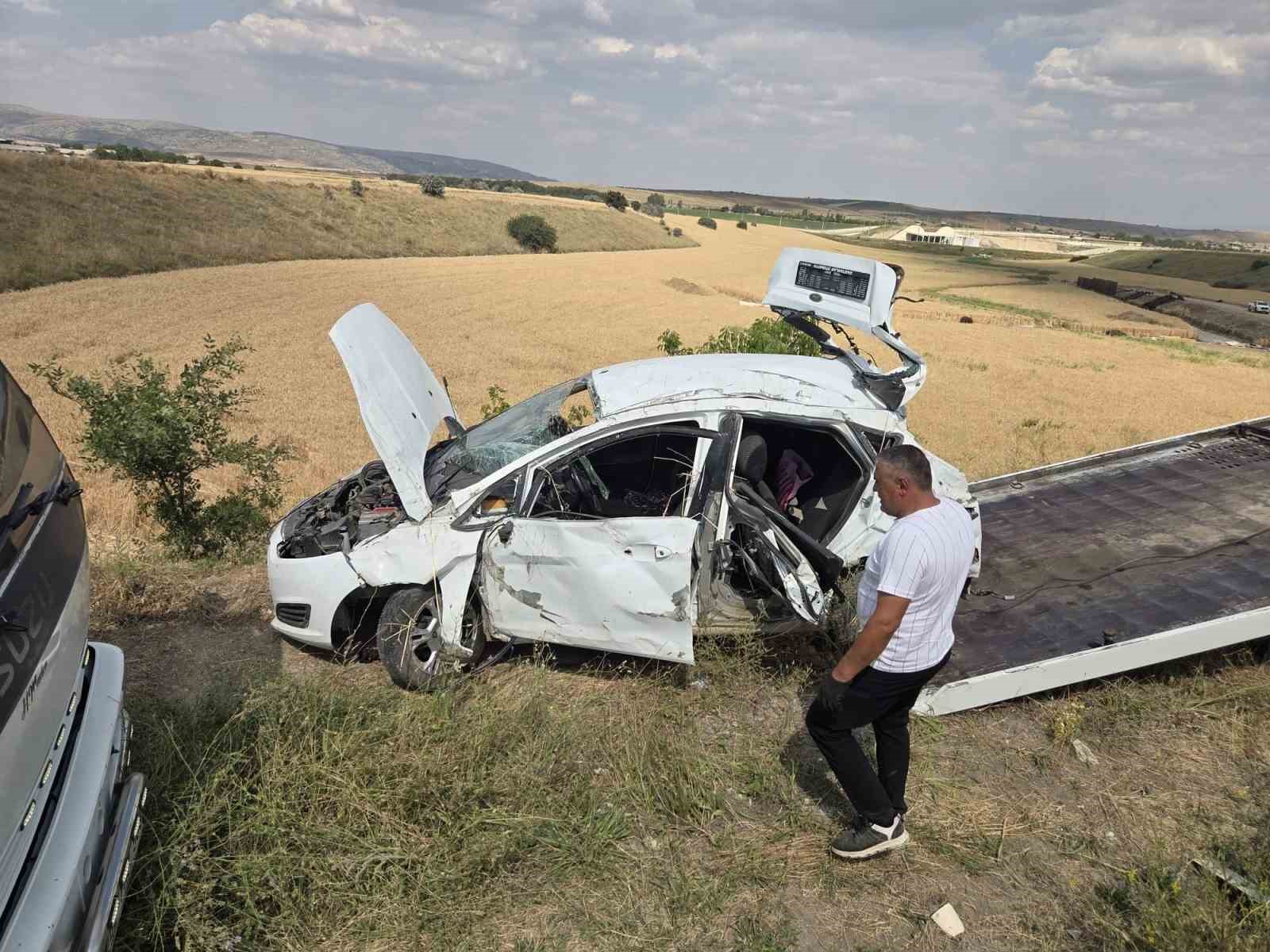 Ankara’da otomobil şarampole yuvarlandı: 3 yaralı