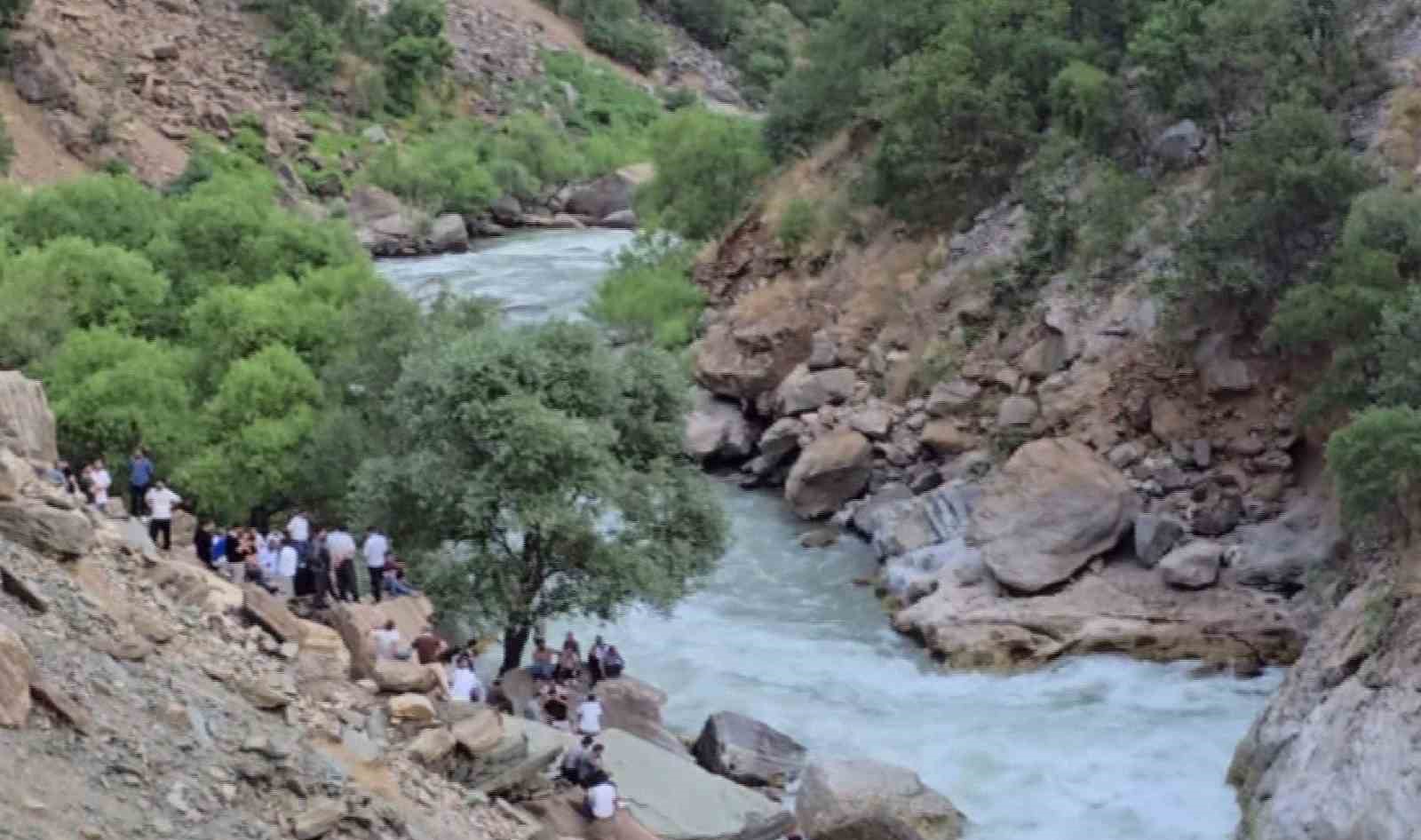 Serinlemek için girdiği Habur Çayı’nda kayboldu