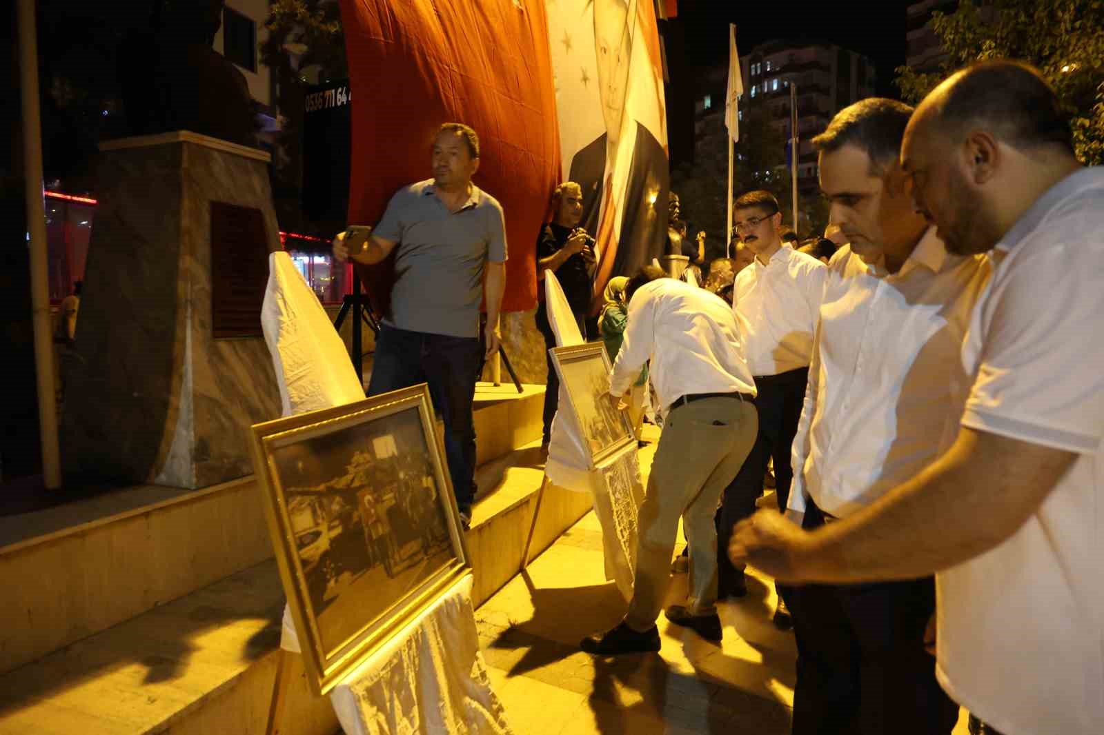 Kozan’da vatandaşlar Türk bayrakları ile 15 Temmuz’un yıldönümünde meydanlarda