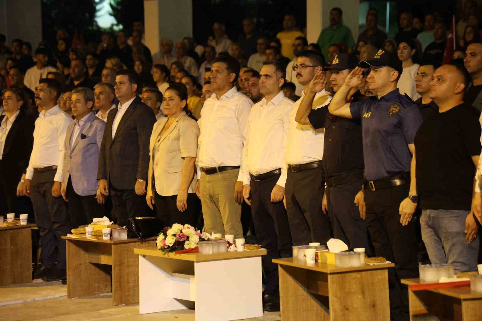 Kozan’da vatandaşlar Türk bayrakları ile 15 Temmuz’un yıldönümünde meydanlarda