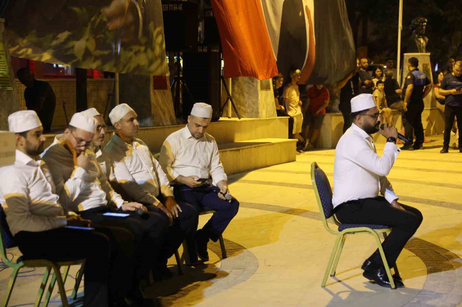 Kozan’da vatandaşlar Türk bayrakları ile 15 Temmuz’un yıldönümünde meydanlarda