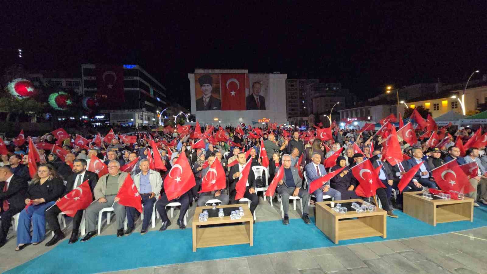 Yozgatlılar Demokrasi ve Milli Birlik Günü’nde meydanı doldurdu