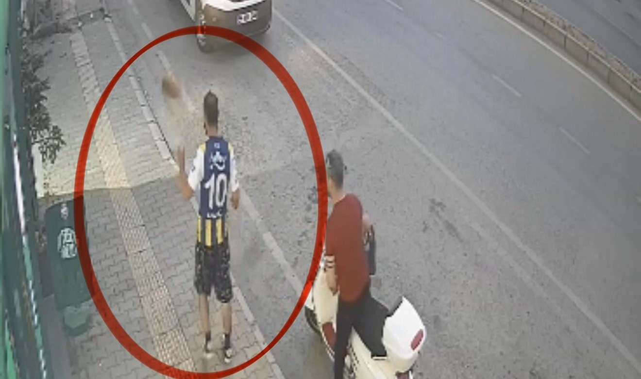 Kediye tekme atan şahıs kamerada