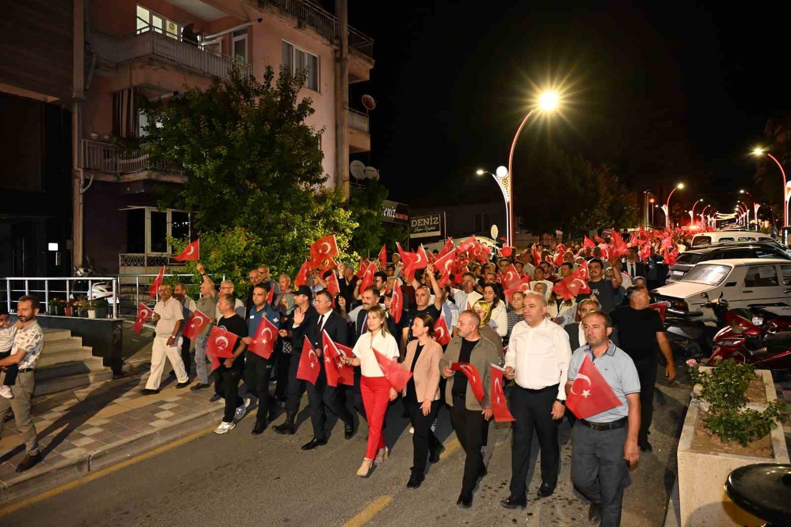Demirci’de demokrasi nöbetinde kahramanlık türküleri yankılandı