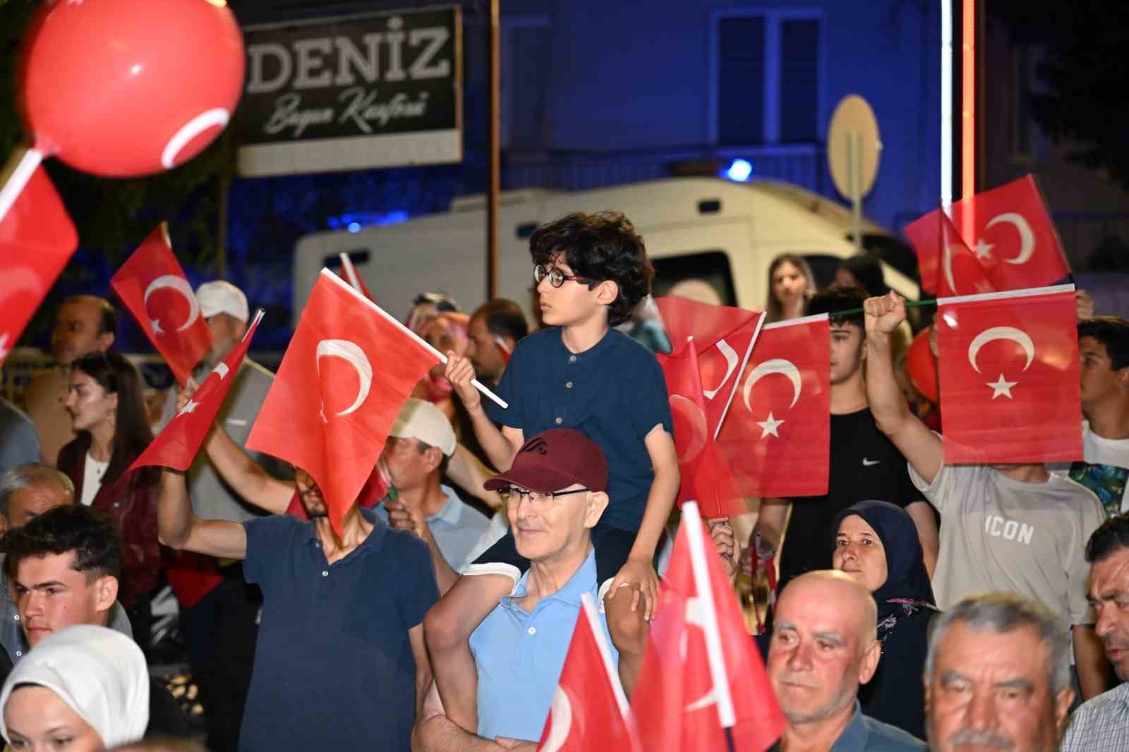 Demirci’de demokrasi nöbetinde kahramanlık türküleri yankılandı