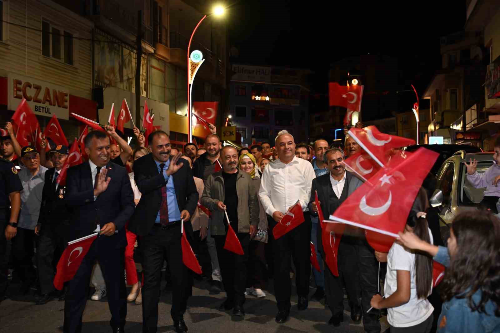 Demirci’de demokrasi nöbetinde kahramanlık türküleri yankılandı