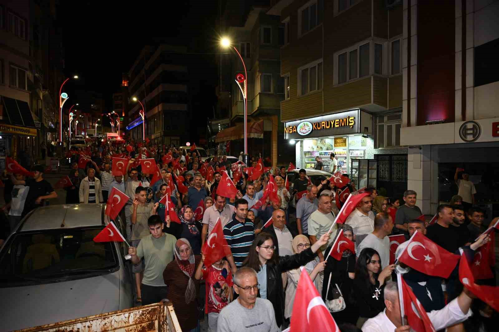 Demirci’de demokrasi nöbetinde kahramanlık türküleri yankılandı