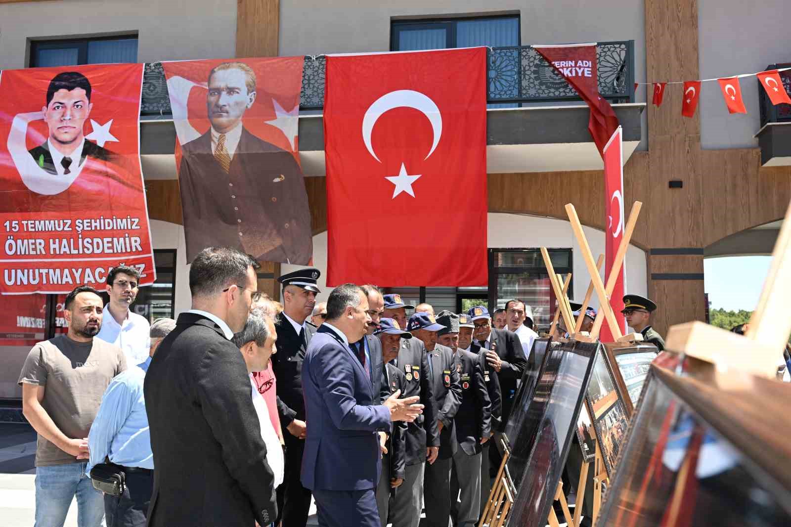 Demirci’de demokrasi nöbetinde kahramanlık türküleri yankılandı